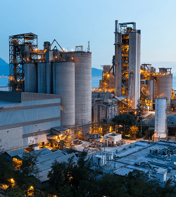 Petrochemische Industrie bei Sonnenuntergang (C) Shutterstock, Leungchopan