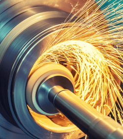 Innenschleifen eines zylindrischen Teils mit einem Schleifrad auf einer Maschine (C) Shutterstock, Dovzhykov Andriy