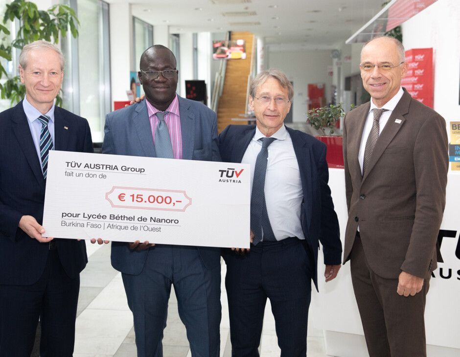 TÜV AUSTRIA Vorstände Stefan Haas, CEO (l), und Christoph Wenninger, CFO (r), überreichten den Bethel High School-Projektinitiatoren Jacques Konkobo und Peter Klein (Mitte, v.l.n.r.) eine Spende von €15.000,- (C) TÜV AUSTRIA Mario Koller